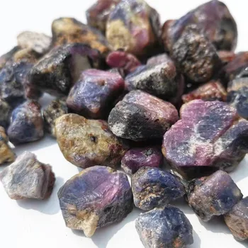 Красив цвят на Естествени Необработени Рубиновых Градешки камък скъпоценен камък от Мадагаскар